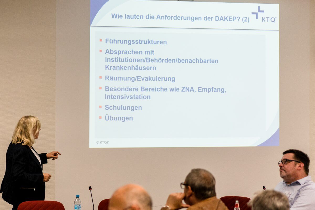 KTQ-Plattform 2023: Vortrag/Schulung DAKEP-Zertifizierung (Krankenhausalarm- und Einsatzplanung (KAEP)). Dr. Katja Scholtes, Vorstandvorsitzende DAKEP e.V., Köln
